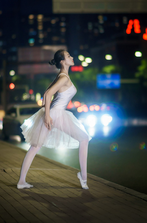 复刻失败,新英雄诞生,克莱逆袭成为全场焦点,雄鹿压哨绝杀北京队